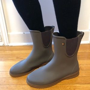 Bogs ankle rain booties in mauve